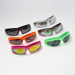 Lunettes de soleil Y2K argentées en plusieurs couleurs avec design enveloppant futuriste