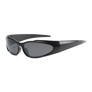Lunettes de soleil de sport Y2K argentées avec monture profilée et verres gris
