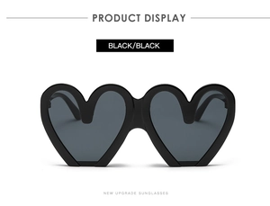 Detailaufnahme der schwarzen Herz-Sonnenbrille mit hochwertigen schwarzen Gläsern und Rahmen