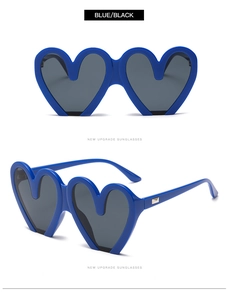 Detailansicht der herzförmigen blauen Sonnenbrille mit schwarzen Gläsern aus verschiedenen Winkeln