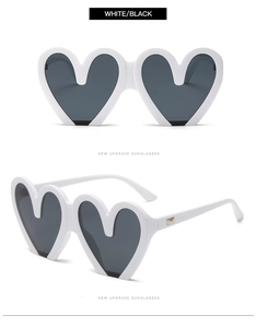 Detailansicht der herzförmigen Sonnenbrille mit weißem Rahmen und dunklen Gläsern