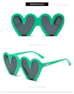 Detailansicht der herzförmigen grünen Sonnenbrille mit Metall-Umschlag-Verzierung