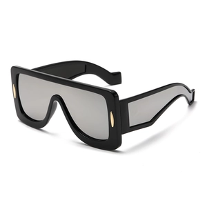 Oversized Square Sunglasses Plastic Retro Fashion UV400 Outdoor Shield Eyewear With Metal Rivet For Women