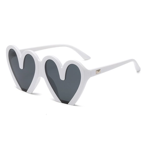 Modische weiße herzförmige Sonnenbrille mit übergroßem Rahmen und dunklen Gläsern für Damen