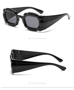 Detailansicht der schwarzen Sonnenbrille mit dicken Rahmen und unregelmäßigen Wellenkanten
