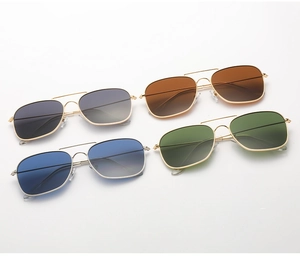 Lunettes de soleil aviateur carrées avec monture en métal doré et verres multicolores