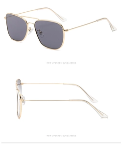 Détail des lunettes de soleil aviateur dorées avec verres carrés gris et double pont