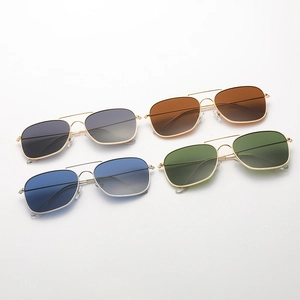 Lunettes de soleil aviateur carrées avec monture en métal doré et verres colorés