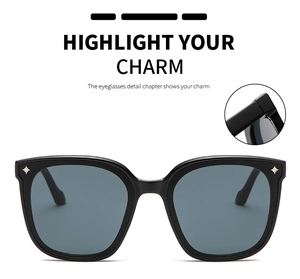 Détail de lunettes de soleil carrées oversize avec accents d'étoiles et charnière