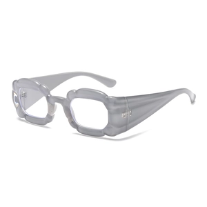Unregelmäßige blütenförmige graue Sonnenbrille mit dicken Wellenrahmen und Gläsern