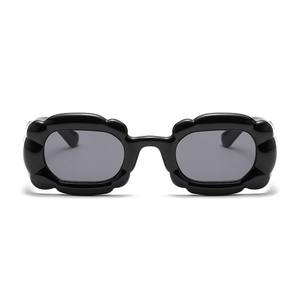 Unregelmäßige Sonnenbrille in Blütenform aus glänzendem Kunstharz mit dunklen Gläsern