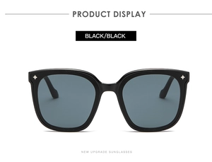 Détails de lunettes de soleil carrées noires avec rivets en étoile argentés