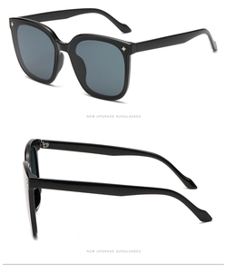 Détail de lunettes de soleil carrées oversize avec rivets étoiles et verres foncés