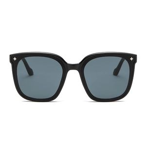 Lunettes de soleil carrées oversize avec monture noire et rivets étoiles en métal