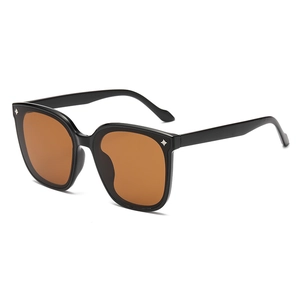 Lunettes de soleil carrées noires surdimensionnées avec verres bruns et rivets étoiles