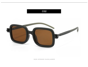 Détail de lunettes de soleil carrées noires mates avec verres bruns et branches vertes