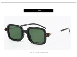 Détail des lunettes carrées C04 montrant les branches bicolores et la charnière sphérique