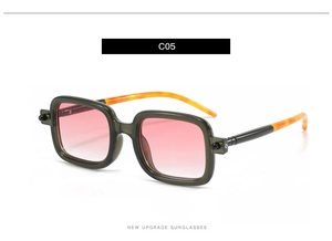 Détails de lunettes de soleil carrées avec monture vert foncé et verres dégradés roses