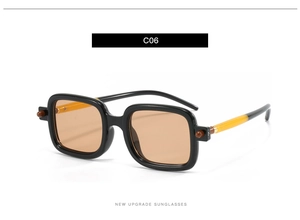 Détail des lunettes de soleil carrées avec monture noire et verres orange rétro