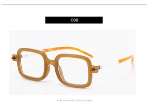 Détail de lunettes de soleil carrées rétro avec monture caramel et branches en écaille
