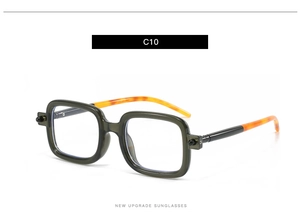 Détail des lunettes carrées vert olive avec branches bicolores à motif écaille