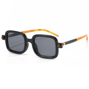 Lunettes de soleil carrées rétro avec monture noire et branches ambre, style vintage