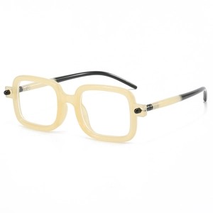 Lunettes de soleil carrées rétro avec monture crème et branches noires à un angle de 45°