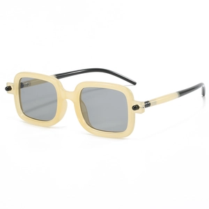 Lunettes de soleil carrées rétro beiges avec verres gris et rivets noirs