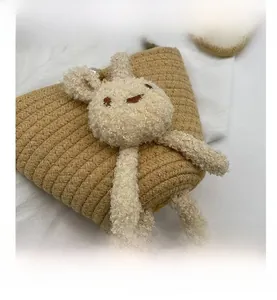 Détail du sac seau tissé à la main avec un ornement lapin en peluche 3D et broderie fine