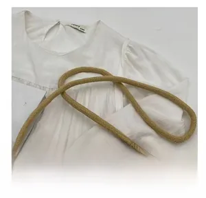Détail du tissage en paille et de la bandoulière en corde de ce sac à main tressé