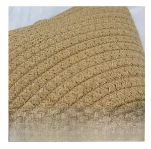 Gros plan sur le tissage sergé serré et les fibres de jute du sac seau de plage