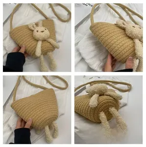 Vues détaillées du sac seau en paille fait main avec décor de lapin en peluche