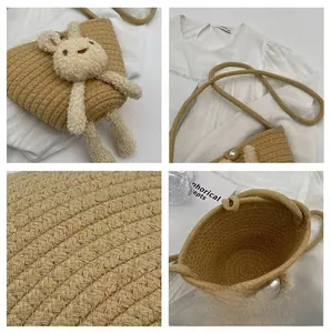 Détails du sac seau tissé à la main avec lapin en peluche et fermoir en perle raffiné