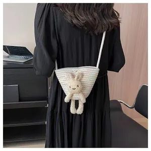 Détail du sac bandoulière tissé à la main avec lapin en peluche et fermoir perle