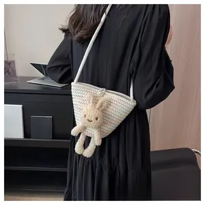 Détail du sac à bandoulière tissé à la main avec lapin en peluche et perle de fermeture