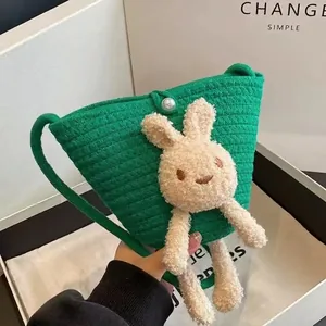 Sac seau bandoulière vert tissé main avec lapin en peluche et bouton en perle élégant