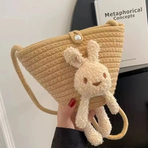 Sac seau mignon en paille avec décor lapin en peluche et bouton perle pour plage