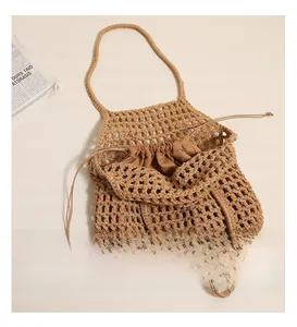 Détail du tissage en coton évidé et de la doublure à cordon de serrage du sac de plage