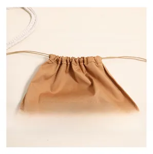 Vue détaillée de la doublure de la pochette tressée kaki avec les plis du cordon serré
