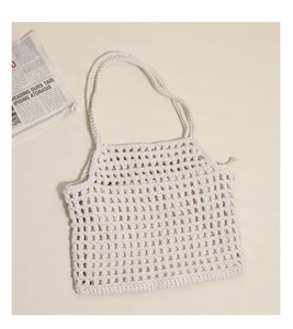 Détail d'un sac cabas en coton tissé ajouré avec deux anses sur papier vintage
