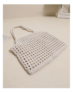 Détail de la structure en maille creuse et des poignées de ce sac en coton tissé blanc
