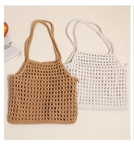 Vue à plat de sacs de plage en coton tressé marron et blanc avec texture en maille