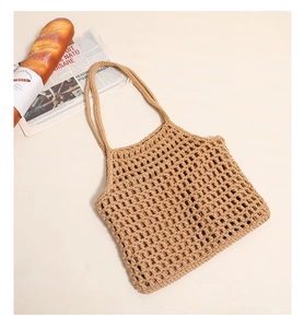 Vue détaillée du tissage en corde de coton ajouré et des poignées pour sac de plage bohème