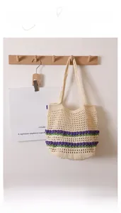 Détail du sac à bandoulière au crochet beige avec motifs tulipes mauves et maille