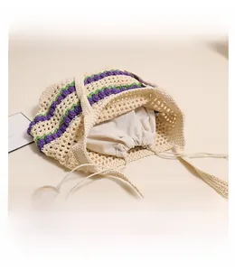 Détail du sac cabas tulipe tissé montrant la doublure en coton crème et la texture tricotée