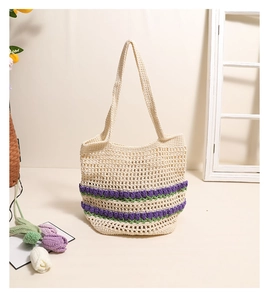 Gros plan détaillé du tricot évidé et des tulipes violettes sur le sac fourre-tout