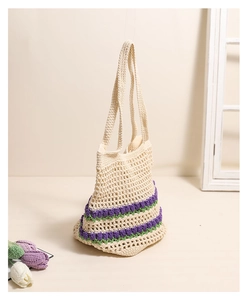 Détail du sac en coton crocheté avec des motifs de tulipes violettes en relief 3D