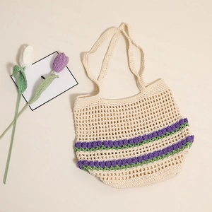 Sac fourre-tout au crochet fait main blanc crème avec motifs tulipes et maille ajourée
