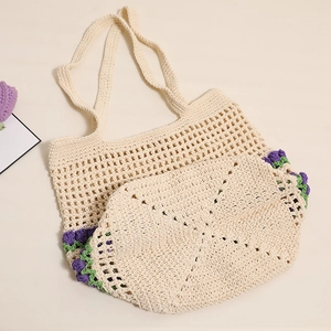Sac cabas crochet crème fait main avec fleurs de lavande et design en maille ajourée