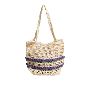 Sac fourre-tout crème tissé main avec fleurs tricotées violettes et longues anses